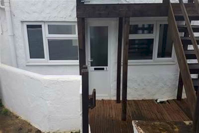 2 Bedroom Commercial Property To Rent In Pool, TR15