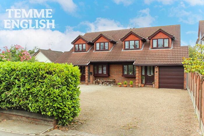 4 Bedroom Semi-Detached House For Sale In London Road, Wickford, SS12