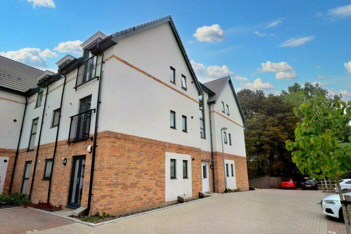 2 Bedroom Flat To Rent In Sovereign Place, Hatfield, AL9