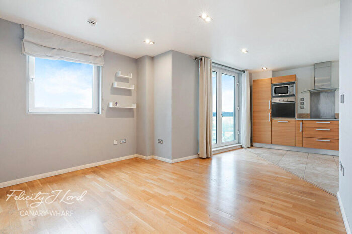 2 Bedroom Flat For Sale In City Tower, Limeharbour, London, E14
