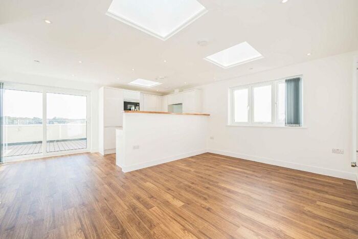 2 Bedroom Flat To Rent In Greenview Drive, London, SW20