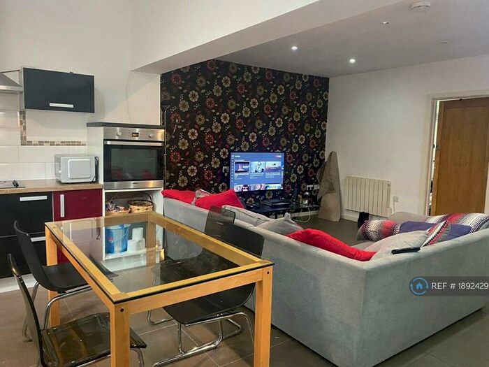 2 Bedroom Flat To Rent In Mauldeth Road, Manchester, M20