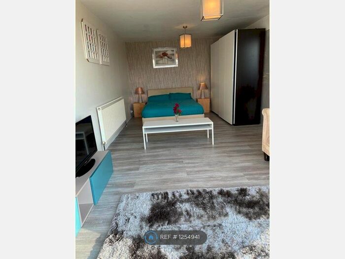 2 Bedroom Bungalow To Rent In Stapleford Road, Romford RM4