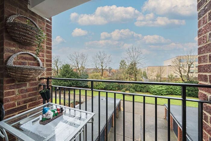 2 Bedroom Flat For Sale In Green Vale, London, W5