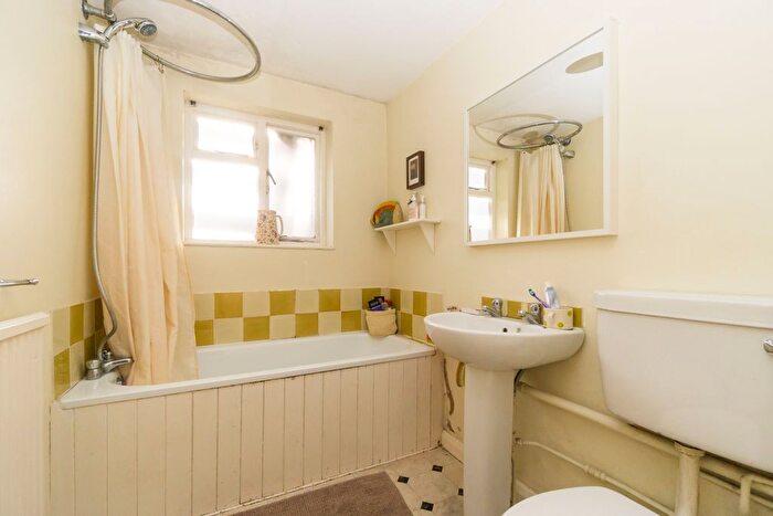 1 Bedroom Flat For Sale In Mayton Street, Holloway, London, N7