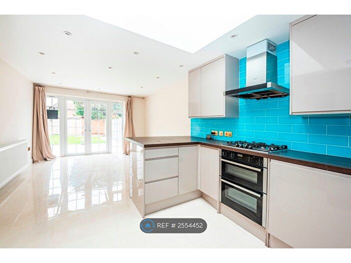 3 Bedroom Flat To Rent In Saxon Drive, London, W3