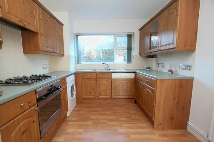 2 Bedroom Flat For Sale In Cliff Road, Eastbourne, BN20