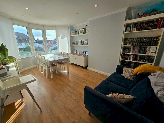 3 Bedroom Flat To Rent In Highfield Avenue, London, NW11