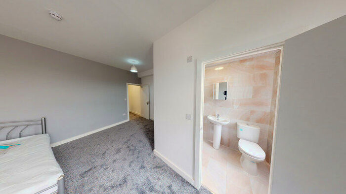 3 Bedroom Flat To Rent In The Crescent, Hyde Park, Leeds, LS6