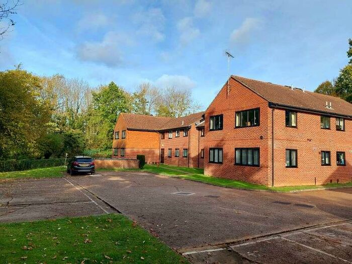 1 Bedroom Flat For Sale In Merrylands Court, Great Bookham, KT23