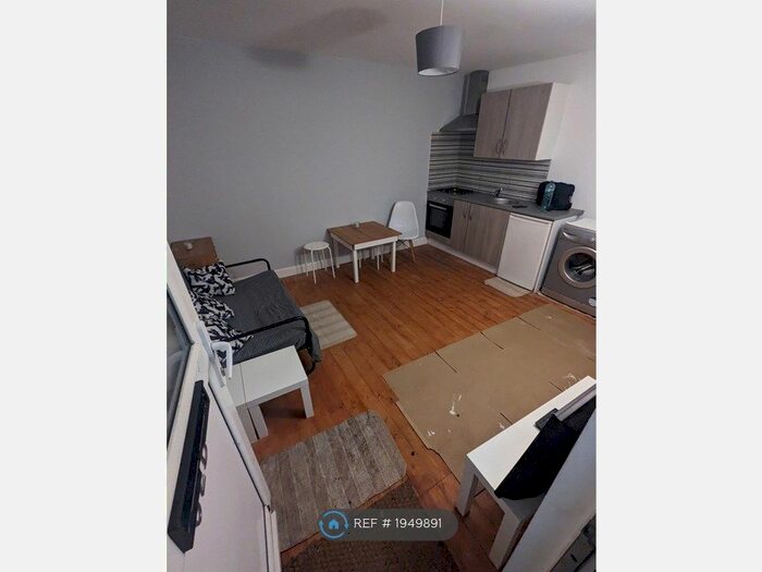 Studio To Rent In High Street, London, SE25