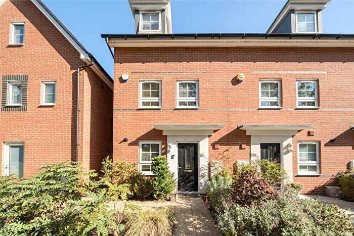 3 Bedroom End Of Terrace House For Sale In Blackbess Lane, Chertsey, Surrey, KT16