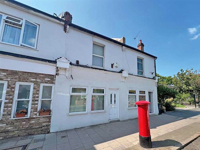 1 Bedroom Flat For Sale In Park Road, Kingston Upon Thames, KT2