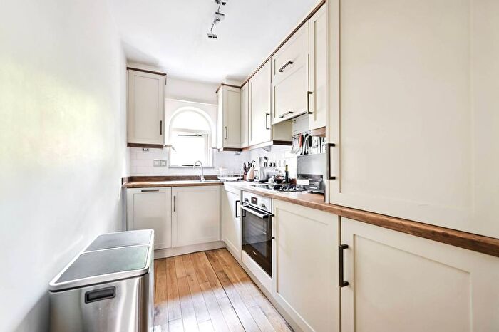 2 Bedroom Flat To Rent In Chancellors Wharf, Hammersmith, London, W6
