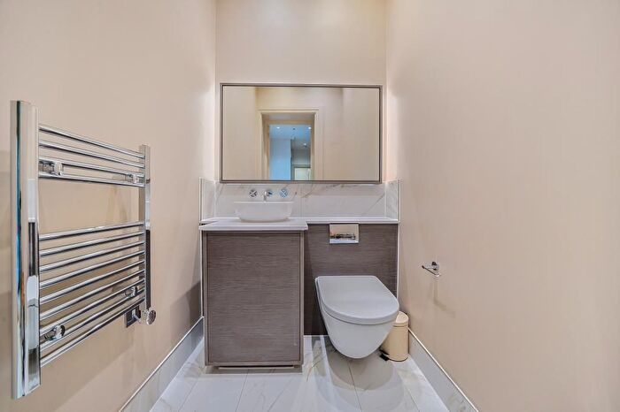 1 Bedroom Flat To Rent In Barrons Chase, Petersham/Richmond, TW10