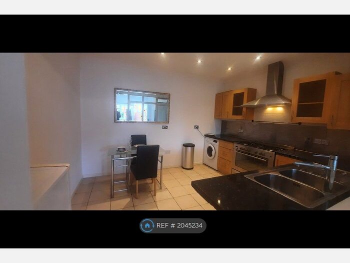 Studio To Rent In Bohun Grove, Barnet, EN4