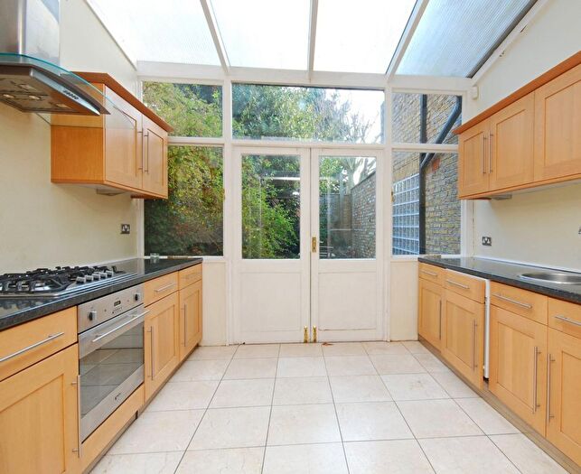 2 Bedroom Flat To Rent In Earlsfield Road, London, SW18