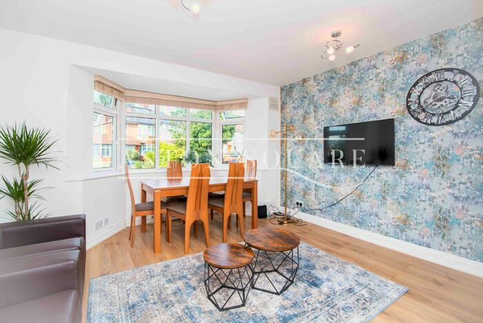2 Bedroom Flat To Rent In Leeside Crescent, London, NW11