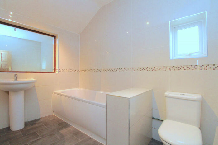 3 Bedroom Flat To Rent In South Eden Park Road, Beckenham, Kent, BR3