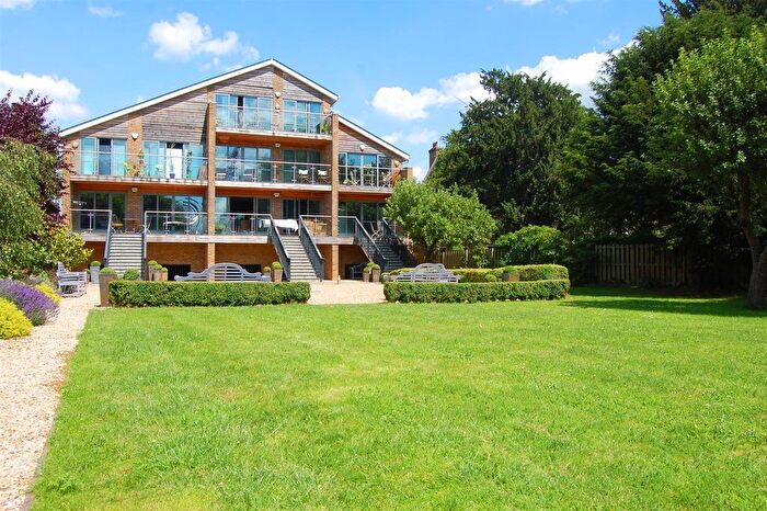 2 Bedroom Flat To Rent In Hampton Court Road, East Molesey, KT8