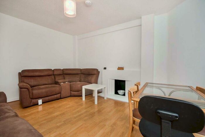 3 Bedroom Flat To Rent In Thurleigh Court, SW12