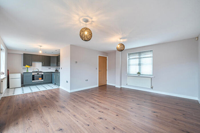 2 Bedroom End Of Terrace House For Sale In Pascal Mews, London, SE19