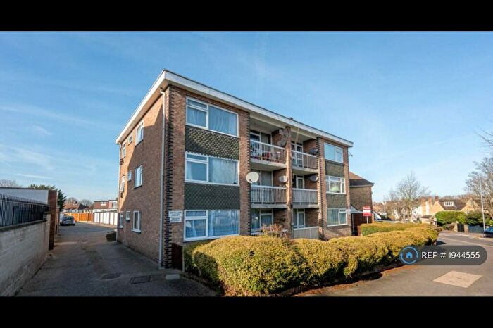 2 Bedroom Flat To Rent In Swallow Court, Highams Park, IG8