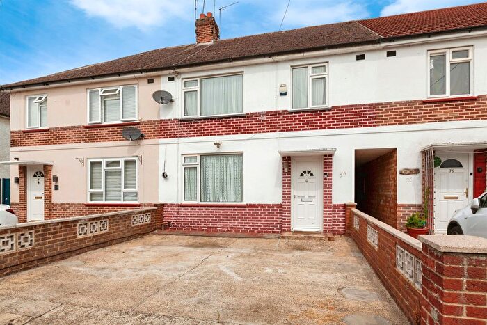 3 Bedroom Semi-Detached House For Sale In Blumfield Crescent, Slough, SL1