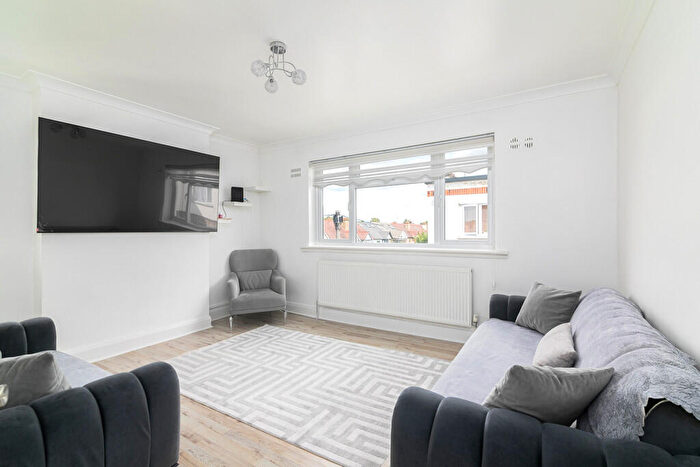 2 Bedroom Apartment For Sale In Rayleigh Court, Wood Green, N22