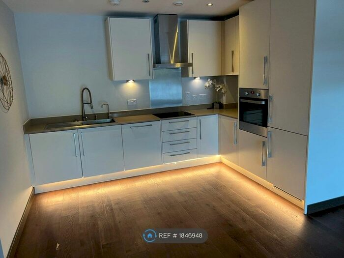 2 Bedroom Flat To Rent In Elizabeth Place, East Grinstead, RH19