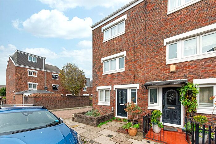 4 Bedroom End Terrace House For Sale In Ewe Close, Islington, London, N7
