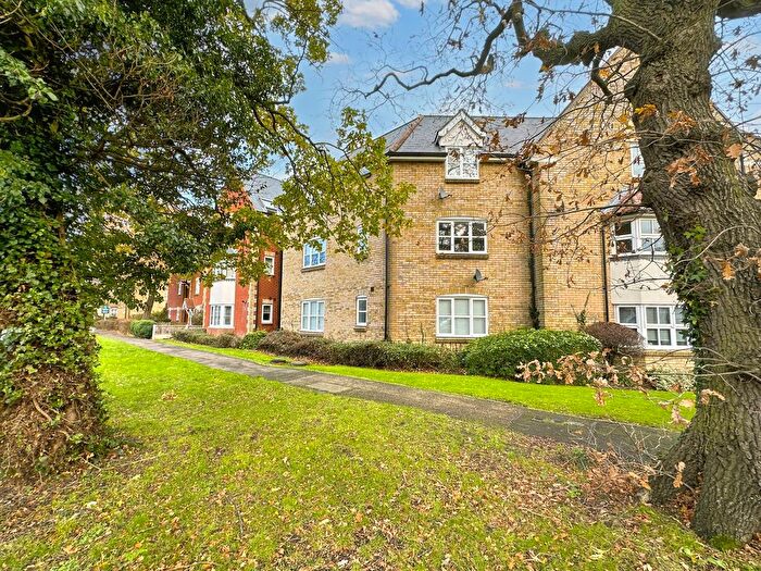 2 Bedroom Flat For Sale In Bramble Tye, Noak Bridge, SS15