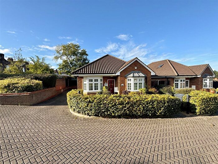 3 Bedroom Detached House To Rent In Hogarth Close, Hitchin Road, Luton, LU2