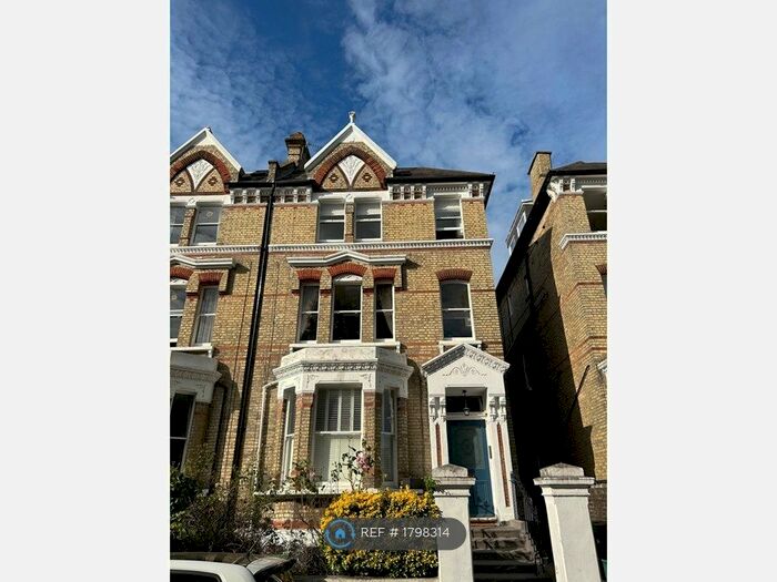 2 Bedroom Flat To Rent In B First Floor, Surbiton Surrey, KT6