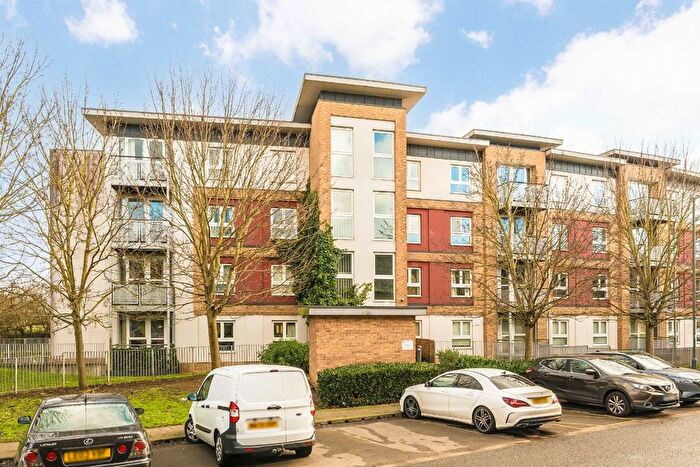 1 Bedroom Flat For Sale In Langhorn Drive, Twickenham, TW2