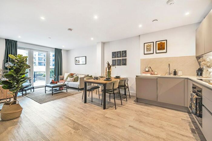 2 Bedroom Apartment To Rent In Kenavon Drive, Reading, RG1