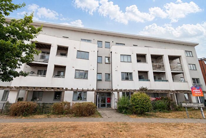 2 Bedroom Flat For Sale In Drummond Grove, Willesborough, Kent, TN24