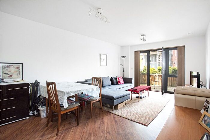 1 Bedroom Flat To Rent In Bronnley Court, - Uxbridge Road, London, W3