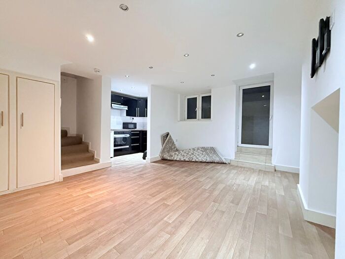 Studio To Rent In The Burroughs, London, NW4