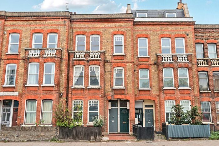 2 Bedroom Flat For Sale In Queenstown Road, London, SW8