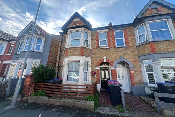 2 Bedroom Flat To Rent In North Avenue, Southend On Sea, SS2
