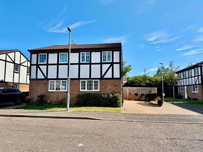3 Bedroom Semi-Detached House For Sale In Beanley Close, Luton, LU2