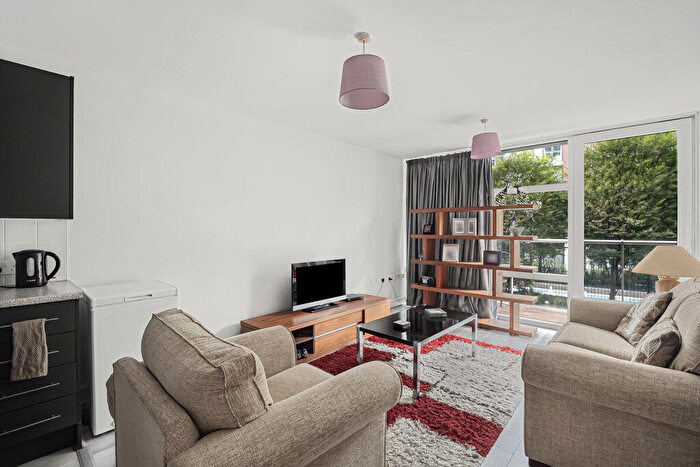 1 Bedroom Apartment To Rent In Queenstown Road, London, SW11
