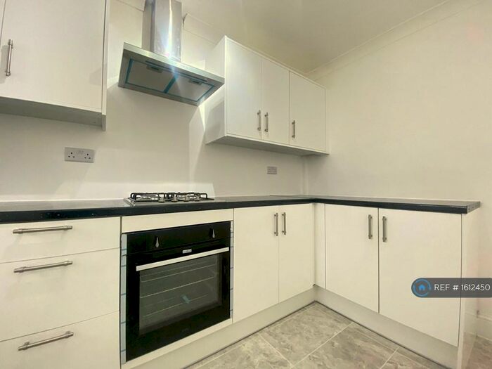 2 Bedroom Flat To Rent In Manor Park, London, E12