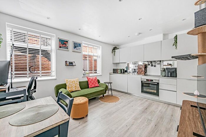 1 Bedroom Flat For Sale In Devonhurst Place, Turnham Green, London, W4