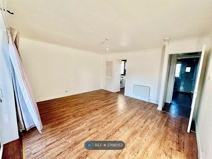 2 Bedroom Flat To Rent In Oxgangs Green, Edinburgh, EH13