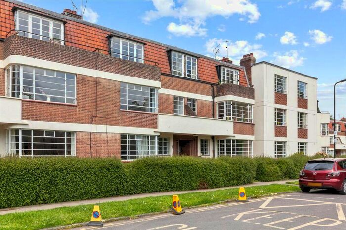 3 Bedroom Flat To Rent In Greenway Close, London, N4