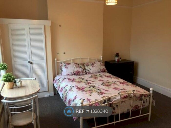 Studio To Rent In Green Lanes, London, N13