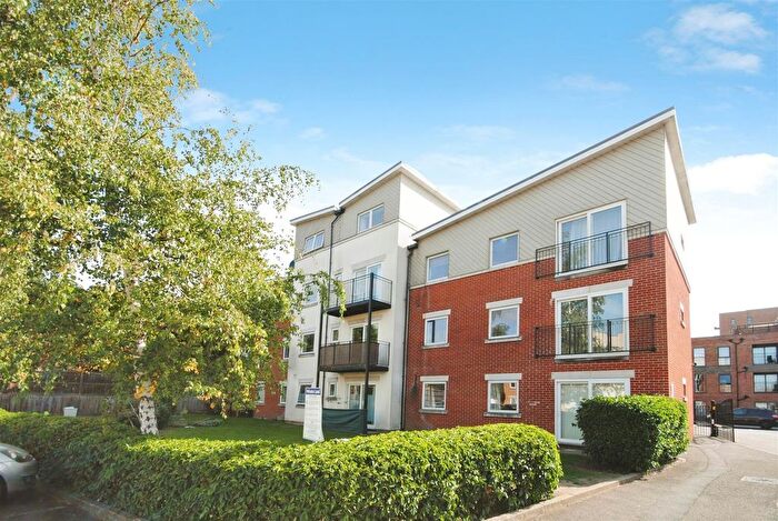 2 Bedroom Flat To Rent In West Gate Mews, Whippendell Road, WD18