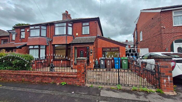 4 Bedroom Semi-Detached House To Rent In Parkfield, Chadderton, Oldham, OL9